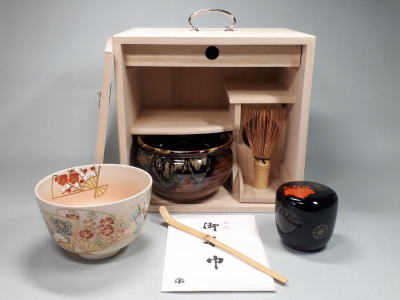 Ｌ１６８　茶箱　『木製』『漆塗』『志野茶碗　振出　茶巾筒』　紙箱　茶道具